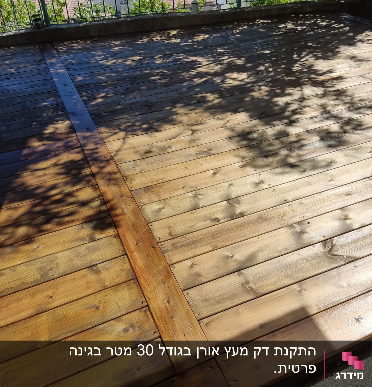 דק עץ בגינה עם צללים של עלים